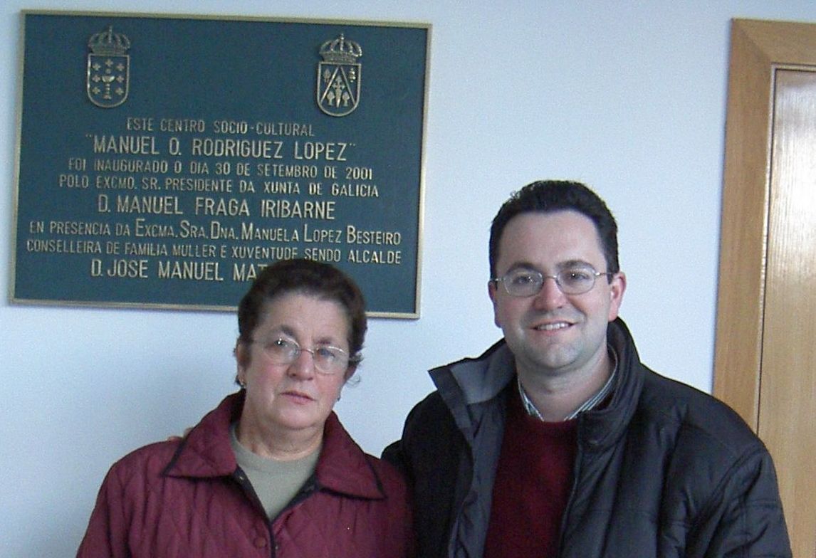 Santiago e Irene, a súa nai, diante da placa que da o nome de Manolo á Casa da Cultura de Paradela